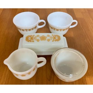 パイレックス(Pyrex)のバタフライゴールドのセット(食器)