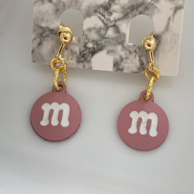 m&m&m's(エムアンドエムアンドエムズ)のmチョコチャームのイヤリング ハンドメイドのアクセサリー(イヤリング)の商品写真