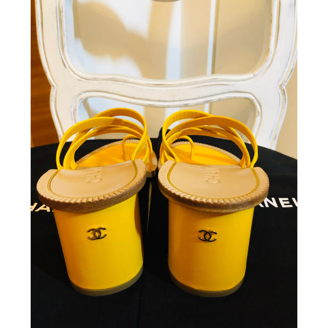 CHANEL(シャネル)のCHANELシャネル サンダル ミュール 黄色 新品未使用 レディースの靴/シューズ(ミュール)の商品写真