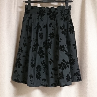 リシェリエ(RecHerie)のブラック 花柄 フレアスカート(ひざ丈スカート)