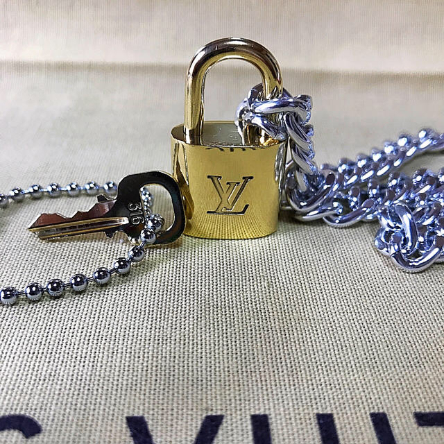 LOUIS VUITTON(ルイヴィトン)のLOUISVUITTON パドロック カデナ 南京錠 鍵有り 316 メンズのアクセサリー(ネックレス)の商品写真