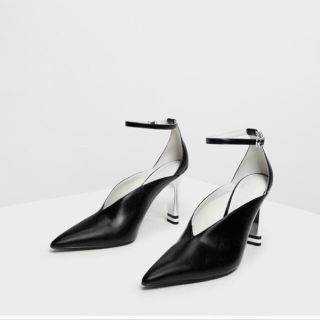 チャールズアンドキース(Charles and Keith)のお値下げ＊　Vカット パンプス(ハイヒール/パンプス)