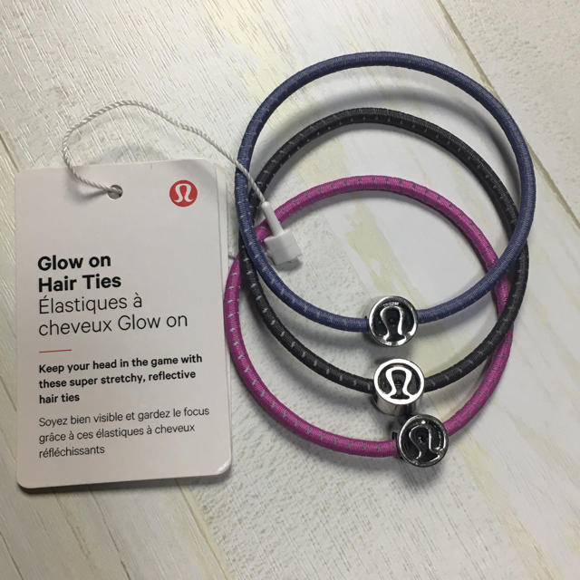 lululemon(ルルレモン)の【新品未使用】ルルレモン ヘアゴム チャーム付き ブレスレット レディースのヘアアクセサリー(ヘアゴム/シュシュ)の商品写真