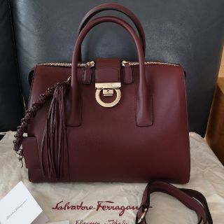 フェラガモ(Ferragamo)のFerragamo ☆ロックハンドバッグ☆未使用☆ミラー付き★ボストンバッグ(ショルダーバッグ)