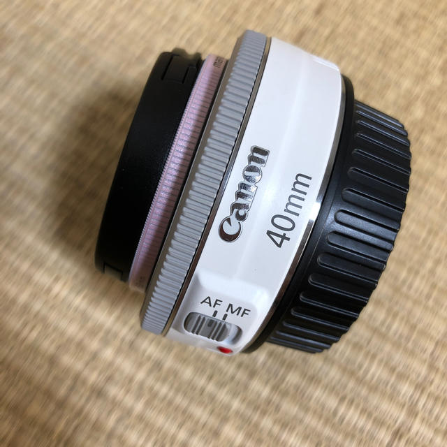 Canon(キヤノン)のcanon 40mm 単焦点レンズ ホワイト スマホ/家電/カメラのカメラ(レンズ(単焦点))の商品写真