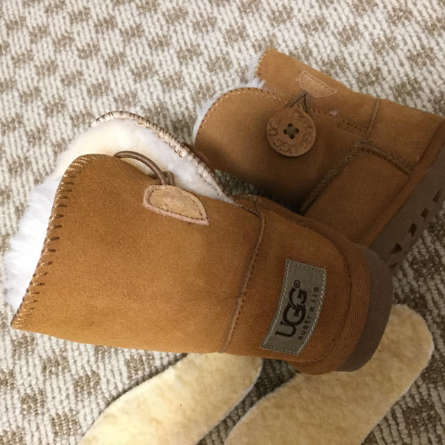 UGG(アグ)の本物UGGキッズ キッズ/ベビー/マタニティのキッズ靴/シューズ(15cm~)(ブーツ)の商品写真