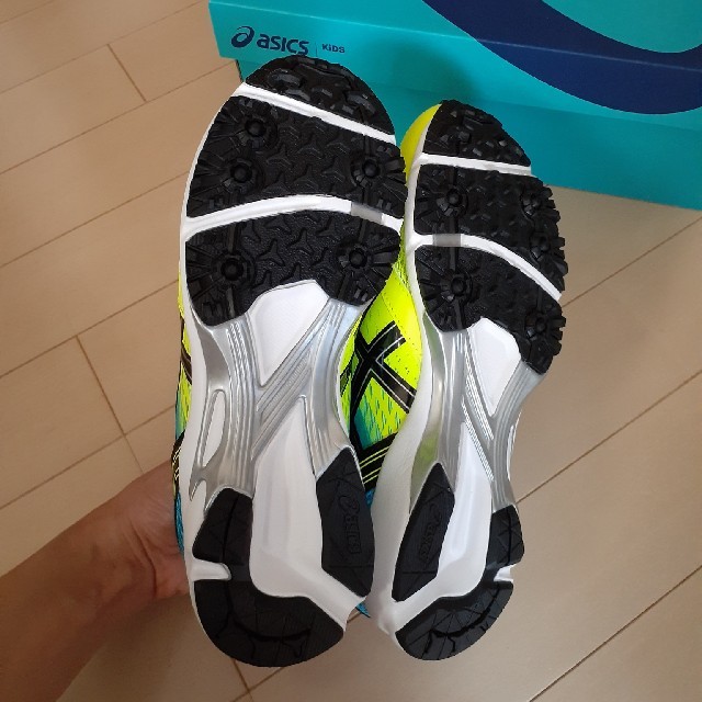 asics(アシックス)の新品タグ付き アシックスレイザービーム 22.5 キッズ/ベビー/マタニティのキッズ靴/シューズ(15cm~)(スニーカー)の商品写真