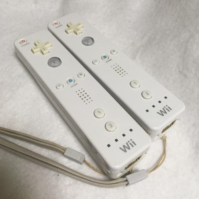 Wii(ウィー)のWii リモコン ホワイト 白 2個 本 セット ストラップ エンタメ/ホビーのゲームソフト/ゲーム機本体(その他)の商品写真