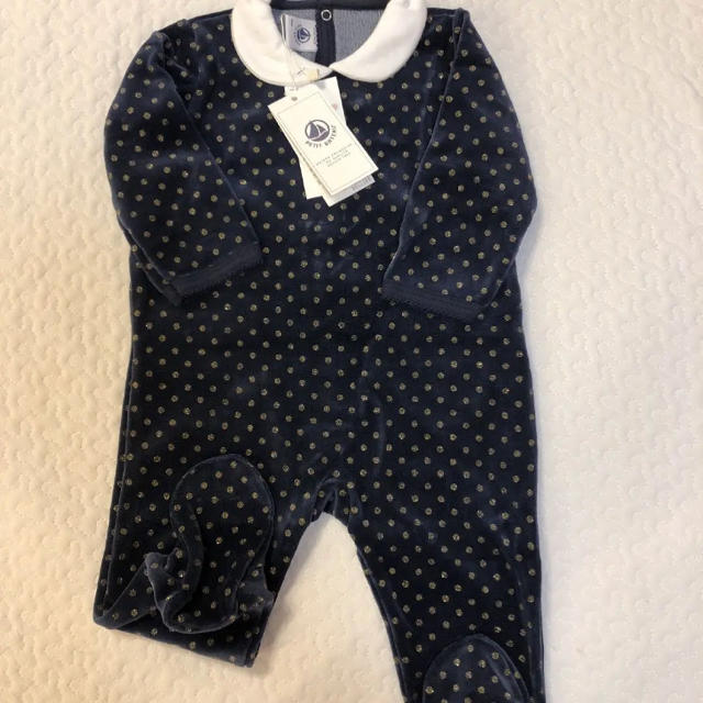 PETIT BATEAU(プチバトー)の新品 タグ付き ベロア ドット 足付き ベビー 女の子 出産準備 足つき キッズ/ベビー/マタニティのベビー服(~85cm)(ロンパース)の商品写真