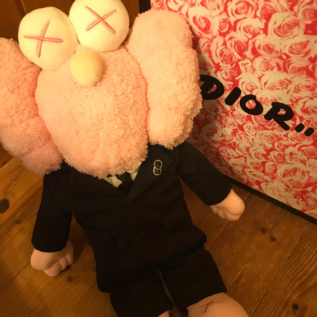 Dior(ディオール)のKAWS Dior BFF ピンク ブラック 2体セット エンタメ/ホビーのおもちゃ/ぬいぐるみ(ぬいぐるみ)の商品写真