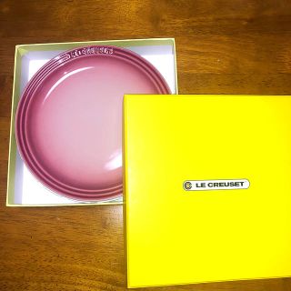 ルクルーゼ(LE CREUSET)の【新品】ルクルーゼ ラウンドプレートセット(ナチュラルピンク)(食器)