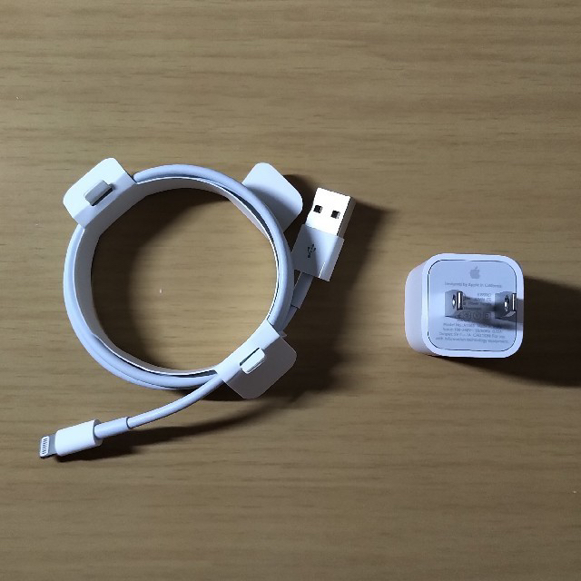 iPhone(アイフォーン)の(梅子様専用) アップル純正 Lightning-USB ケーブル スマホ/家電/カメラのスマートフォン/携帯電話(バッテリー/充電器)の商品写真