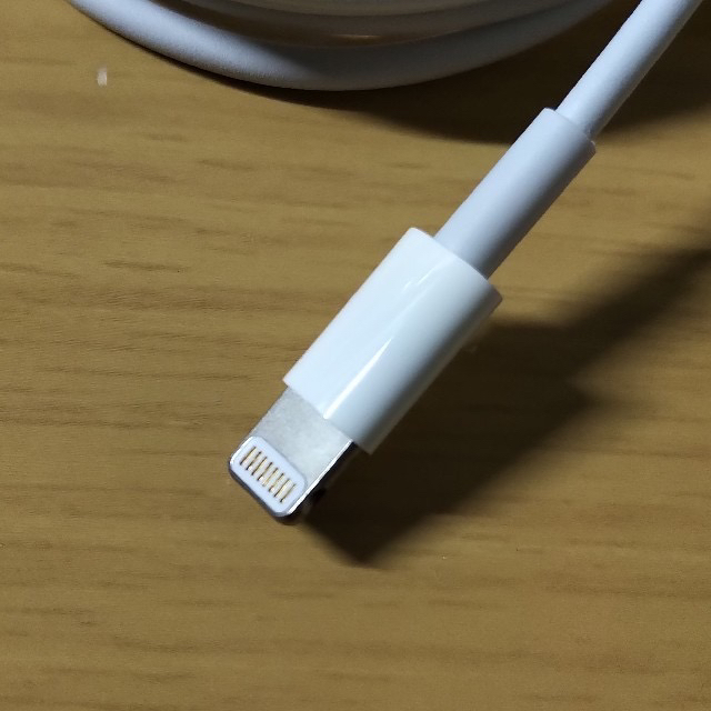 iPhone(アイフォーン)の(梅子様専用) アップル純正 Lightning-USB ケーブル スマホ/家電/カメラのスマートフォン/携帯電話(バッテリー/充電器)の商品写真