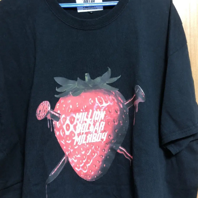 MILKBOY(ミルクボーイ)のMILKBOY × ミリオンダラーオーケストラ コラボtシャツ BIGBERRY メンズのトップス(Tシャツ/カットソー(半袖/袖なし))の商品写真