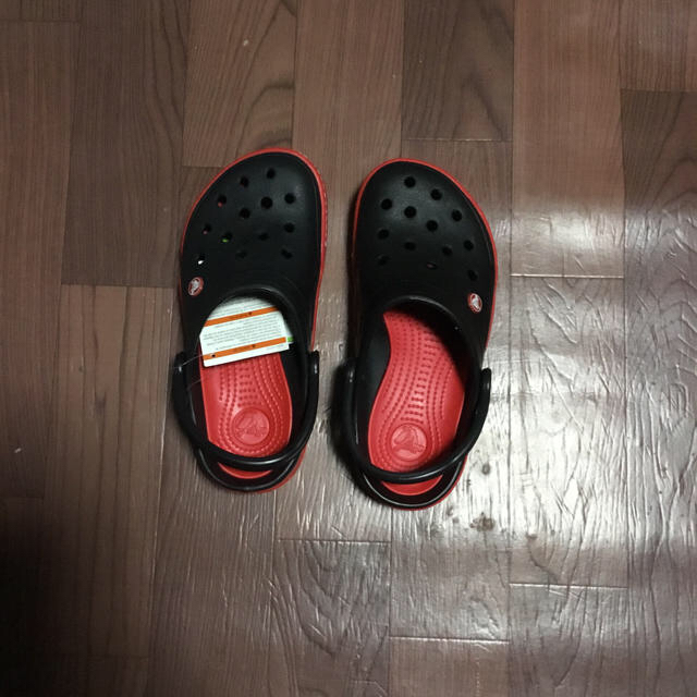 crocs(クロックス)の半額 スタート クロックス 28cm ブラック レッド フロントコート クロッグ メンズの靴/シューズ(サンダル)の商品写真