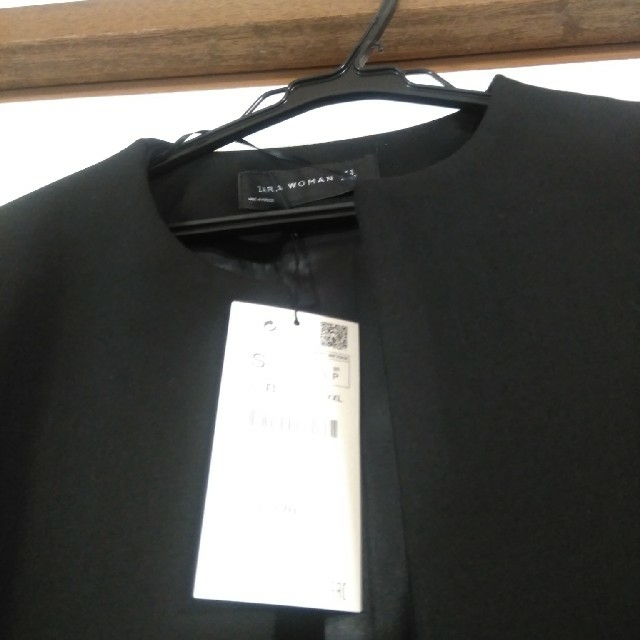 ZARA(ザラ)のLiy_shopp様専用　ZARA 黒のノーカラー袖フリルコート☆ レディースのジャケット/アウター(ロングコート)の商品写真