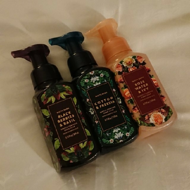 Bath & Body Works(バスアンドボディーワークス)のmyblue様  専用 新品⭐ バス&ボディワークス ３本 ハンドソープ  コスメ/美容のボディケア(ボディソープ/石鹸)の商品写真