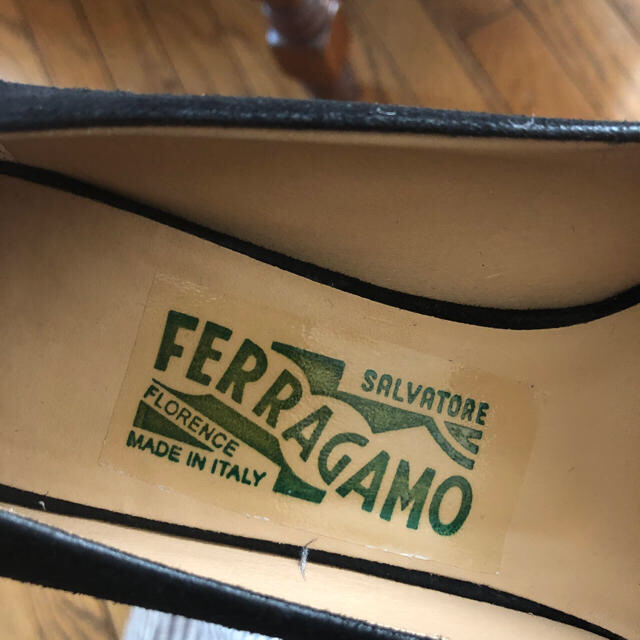 Salvatore Ferragamo(サルヴァトーレフェラガモ)のフェラガモ パンプス ヴァラ ネロ  スエード 新品 ferragamo レディースの靴/シューズ(ハイヒール/パンプス)の商品写真