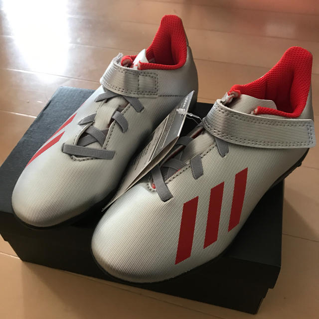 adidas(アディダス)の新品！【adidas|アディダス】ジュニアサッカートレーニングシューズ スポーツ/アウトドアのサッカー/フットサル(シューズ)の商品写真