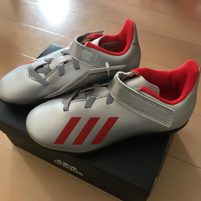 adidas(アディダス)の新品！【adidas|アディダス】ジュニアサッカートレーニングシューズ スポーツ/アウトドアのサッカー/フットサル(シューズ)の商品写真