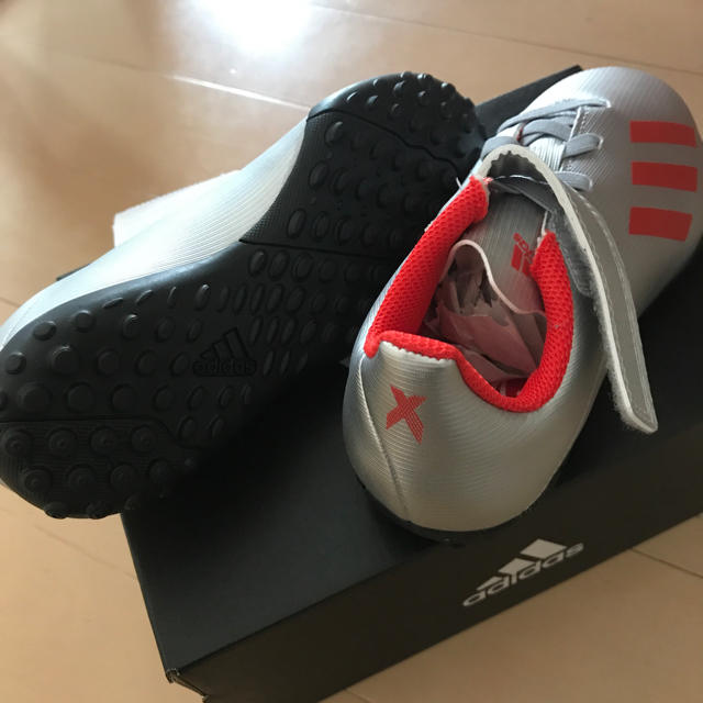 adidas(アディダス)の新品！【adidas|アディダス】ジュニアサッカートレーニングシューズ スポーツ/アウトドアのサッカー/フットサル(シューズ)の商品写真