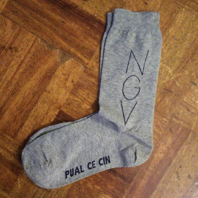 pual ce cin(ピュアルセシン)のpual ce cin✨ピュアルセシン ロゴ入り靴下 ソックス グレー おまけ付 レディースのレッグウェア(ソックス)の商品写真
