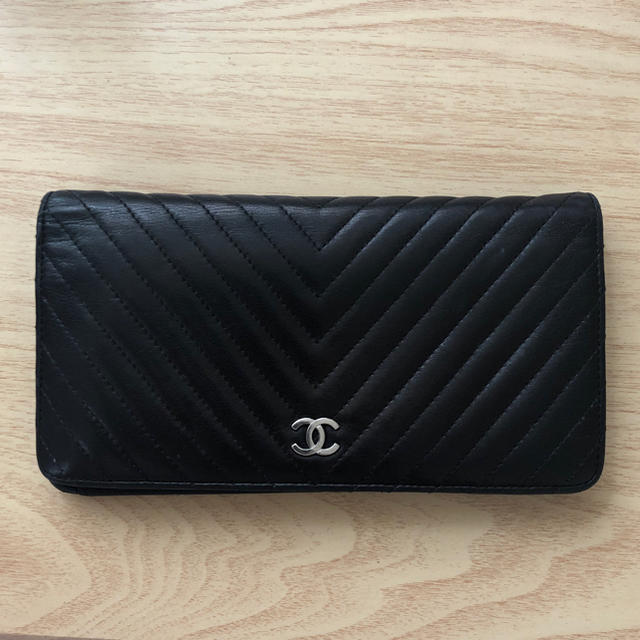 CHANEL(シャネル)のCHANEL 黒 皮 長財布 シリアルシール付き レディースのファッション小物(財布)の商品写真