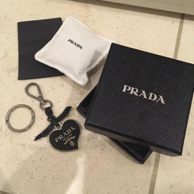 PRADA プラダ❤︎ハート ロゴ キーチャーム キーホルダー ガンメタリック