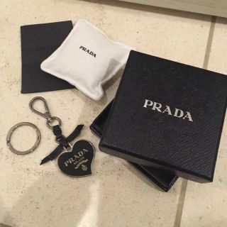 プラダ(PRADA)のPRADA プラダ❤︎ハート ロゴ キーチャーム キーホルダー ガンメタリック(キーホルダー)