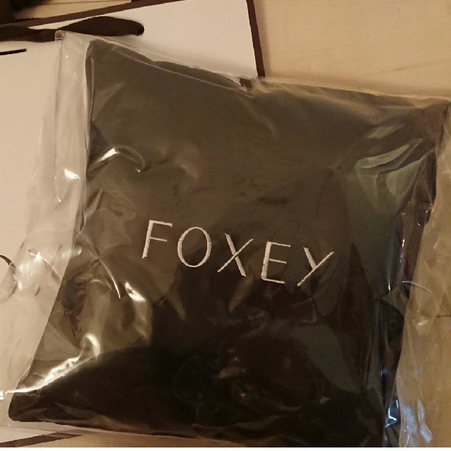 FOXEY(フォクシー)の新品未開封☆FOXEY☆最新ノベルティ☆ベロアクッション エンタメ/ホビーのコレクション(ノベルティグッズ)の商品写真