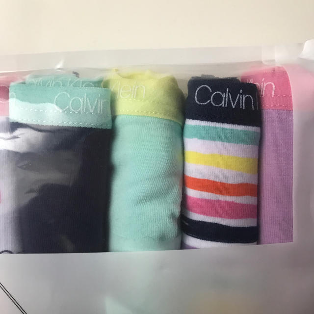 Calvin Klein(カルバンクライン)の完全新品！Calvin Klein Girls ショーツ 7 pack キッズ/ベビー/マタニティのキッズ服女の子用(90cm~)(下着)の商品写真