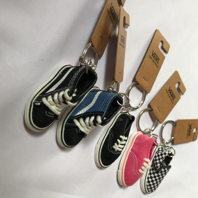 VANS(ヴァンズ)のVANS  キーホルダー 海外限定品  日本未発売 レディースのファッション小物(キーホルダー)の商品写真