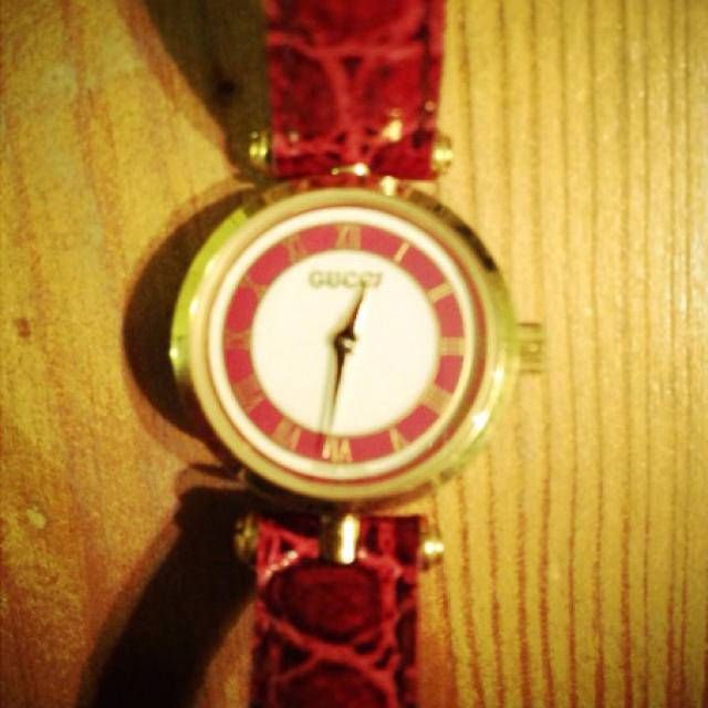 Gucci(グッチ)のGUCCI ( •ॢ◡-ॢ)-♡腕時計 レディースのファッション小物(腕時計)の商品写真