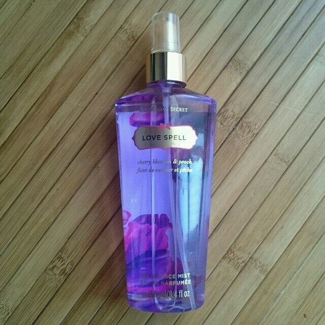 Victoria's Secret(ヴィクトリアズシークレット)のﾗﾌﾞｽﾍﾟﾙ 250ml コスメ/美容の香水(香水(女性用))の商品写真