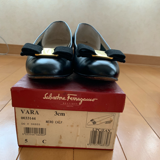 Salvatore Ferragamo(サルヴァトーレフェラガモ)のサルヴァトーレフェラガモ パンプス ヴァラ  一度は履きたい定番大人気商品 レディースの靴/シューズ(ハイヒール/パンプス)の商品写真