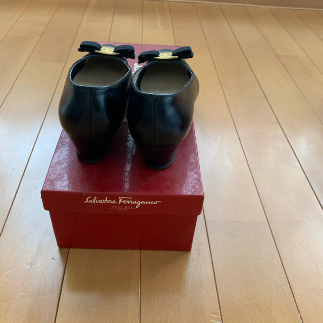 Salvatore Ferragamo(サルヴァトーレフェラガモ)のサルヴァトーレフェラガモ パンプス ヴァラ  一度は履きたい定番大人気商品 レディースの靴/シューズ(ハイヒール/パンプス)の商品写真