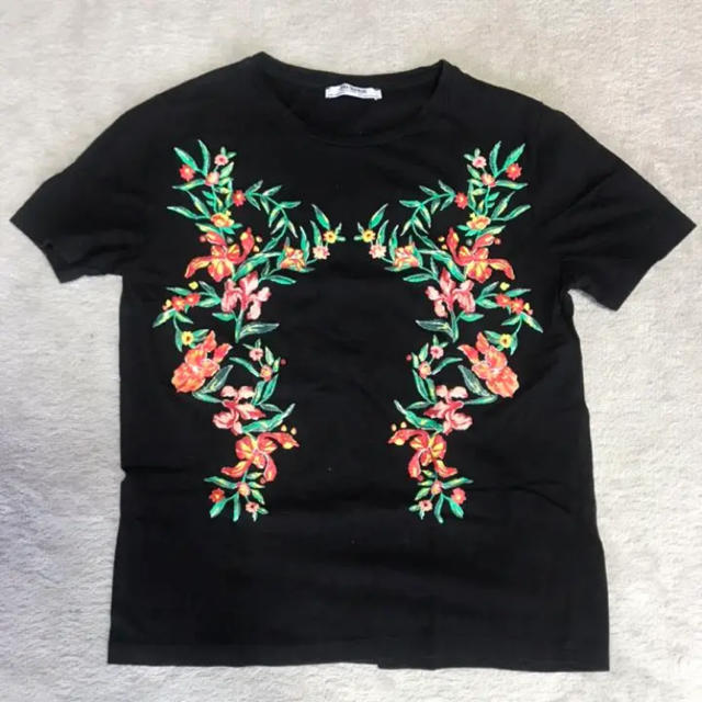 ZARA(ザラ)のZARA ザラ Tシャツ ティーシャツ 花柄 ボタニカル タンクトップ 黒 レディースのトップス(Tシャツ(半袖/袖なし))の商品写真
