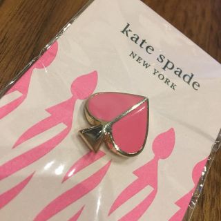 ケイトスペードニューヨーク(kate spade new york)の非売品未使用ピンバッチ(ノベルティグッズ)