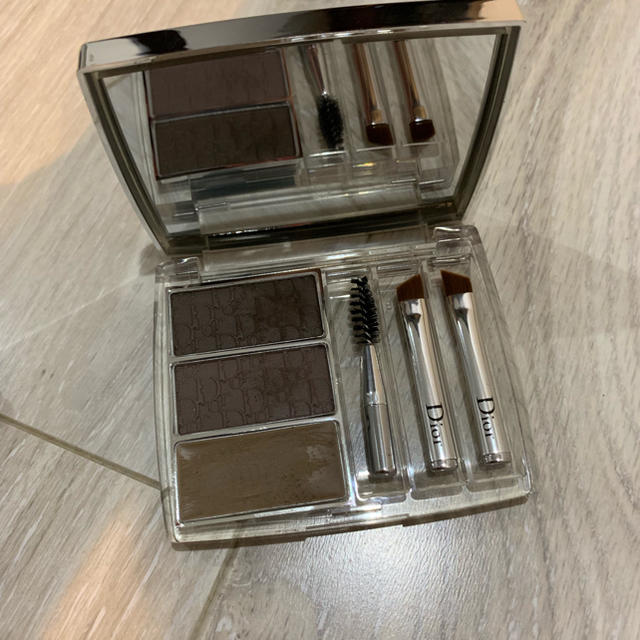 Dior(ディオール)のDior  ALL IN BROW 3D  001 ブラウン コスメ/美容のベースメイク/化粧品(パウダーアイブロウ)の商品写真