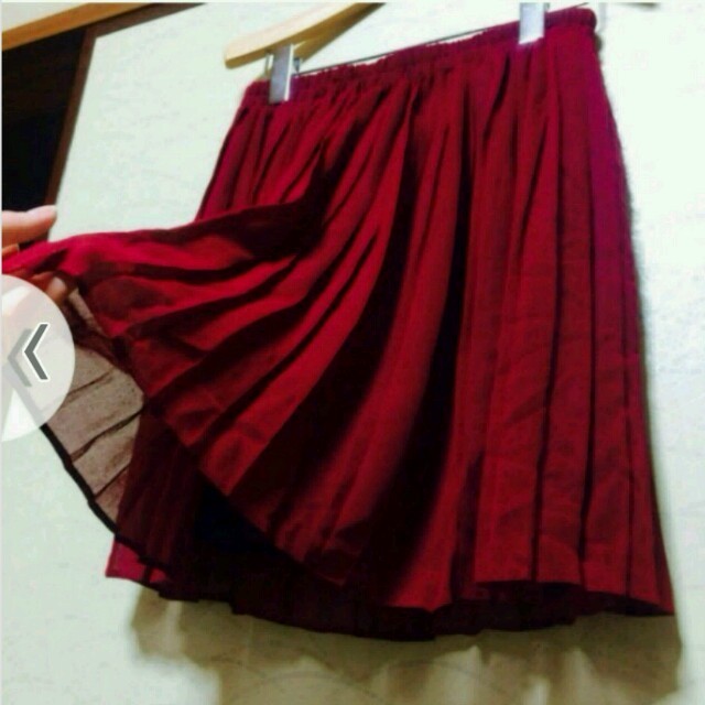 SPINNS(スピンズ)のソフトプリーツスカート赤 レディースのスカート(ひざ丈スカート)の商品写真