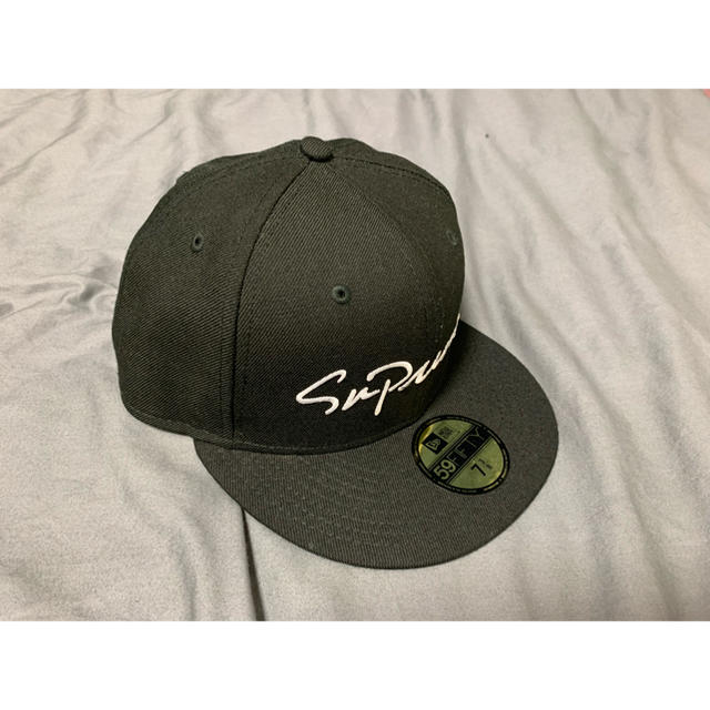 Supreme(シュプリーム)のSupreme Classic Scrpt New Era メンズの帽子(キャップ)の商品写真