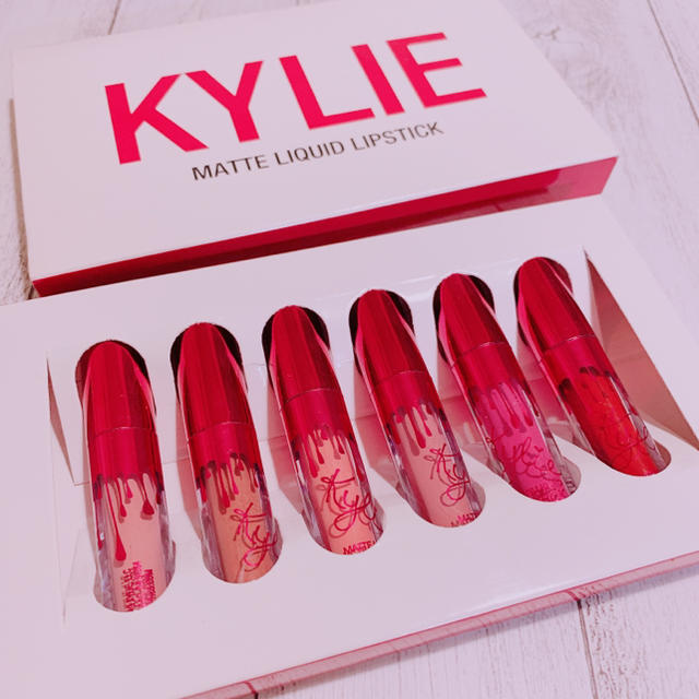 Kylie Cosmetics(カイリーコスメティックス)のカイリーコスメ★バレンタイン★ミニ マットリップキット コスメ/美容のベースメイク/化粧品(リップグロス)の商品写真