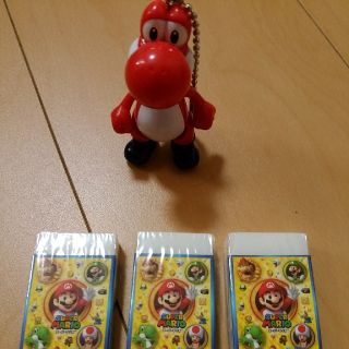 ニンテンドウ(任天堂)のヨッシーキーホルダーとマリオの消しゴム(キャラクターグッズ)
