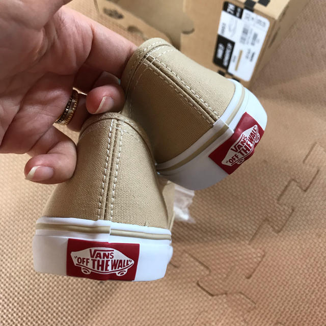 VANS(ヴァンズ)のVANS ベージュ新品24.5 レディースの靴/シューズ(スニーカー)の商品写真