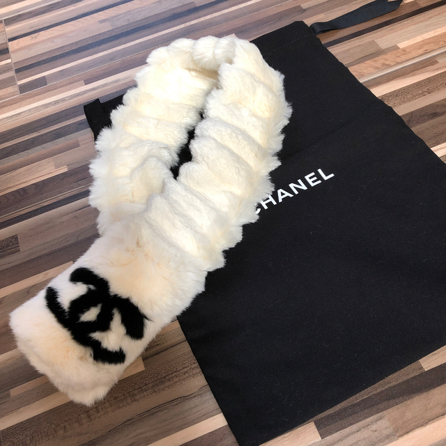 CHANEL(シャネル)のシャネル正規品ニット 38 ジャンクファーマフラーnao様専用 レディースのワンピース(ひざ丈ワンピース)の商品写真