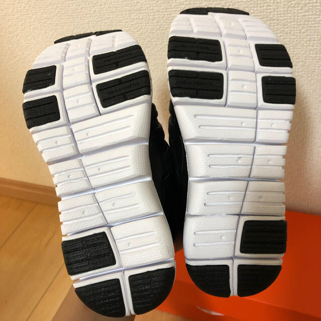 NIKE(ナイキ)のラス1 新品　NIKE ダイナモ 18cm ブラック キッズ/ベビー/マタニティのキッズ靴/シューズ(15cm~)(スニーカー)の商品写真