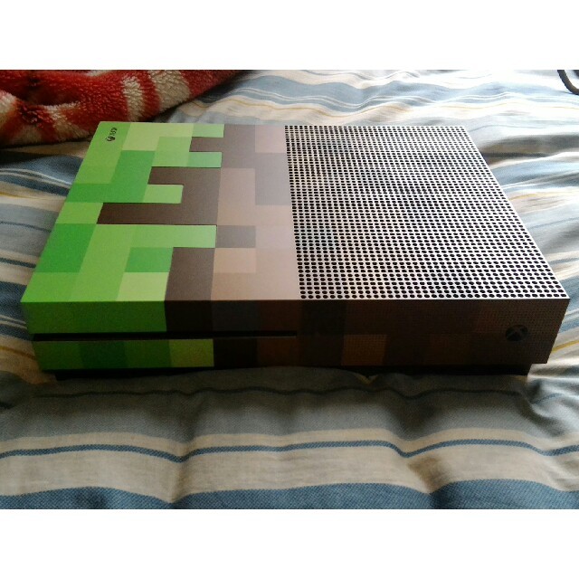 Xbox(エックスボックス)のXbox One S 1TB Minecraft リミテッドエディション エンタメ/ホビーのゲームソフト/ゲーム機本体(家庭用ゲーム機本体)の商品写真