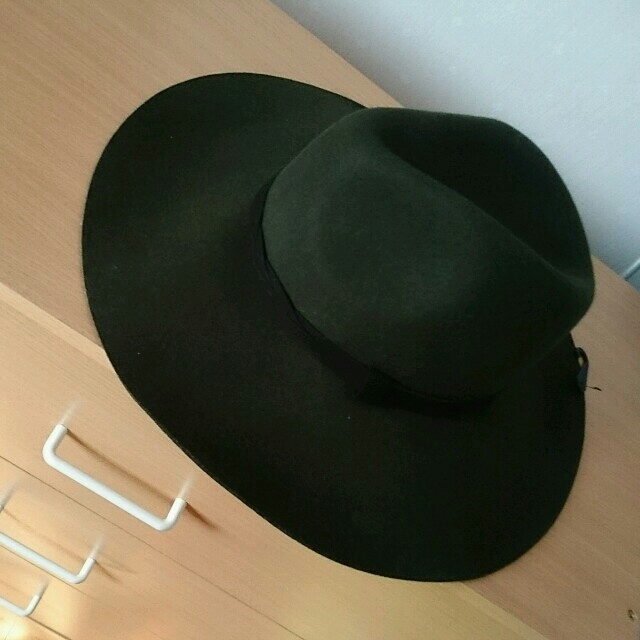 FOREVER 21(フォーエバートゥエンティーワン)のカーキフェルトハットサイズM新品タグ付き レディースの帽子(ハット)の商品写真