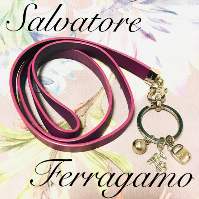 Salvatore Ferragamo(サルヴァトーレフェラガモ)のフェラガモ チャーム付きストラップ (パープル) レディースのファッション小物(その他)の商品写真