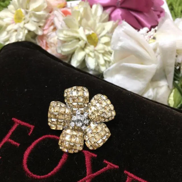 FOXEY(フォクシー)の定番フォクシー❤︎お花型ブローチ シャンパン　秋に！ レディースのアクセサリー(ブローチ/コサージュ)の商品写真